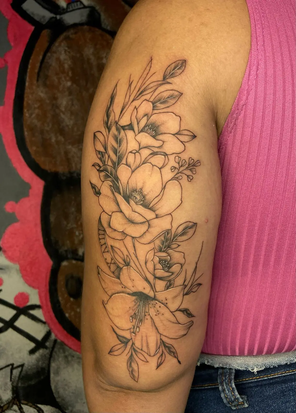 Tatuagem floral realizada por Sant