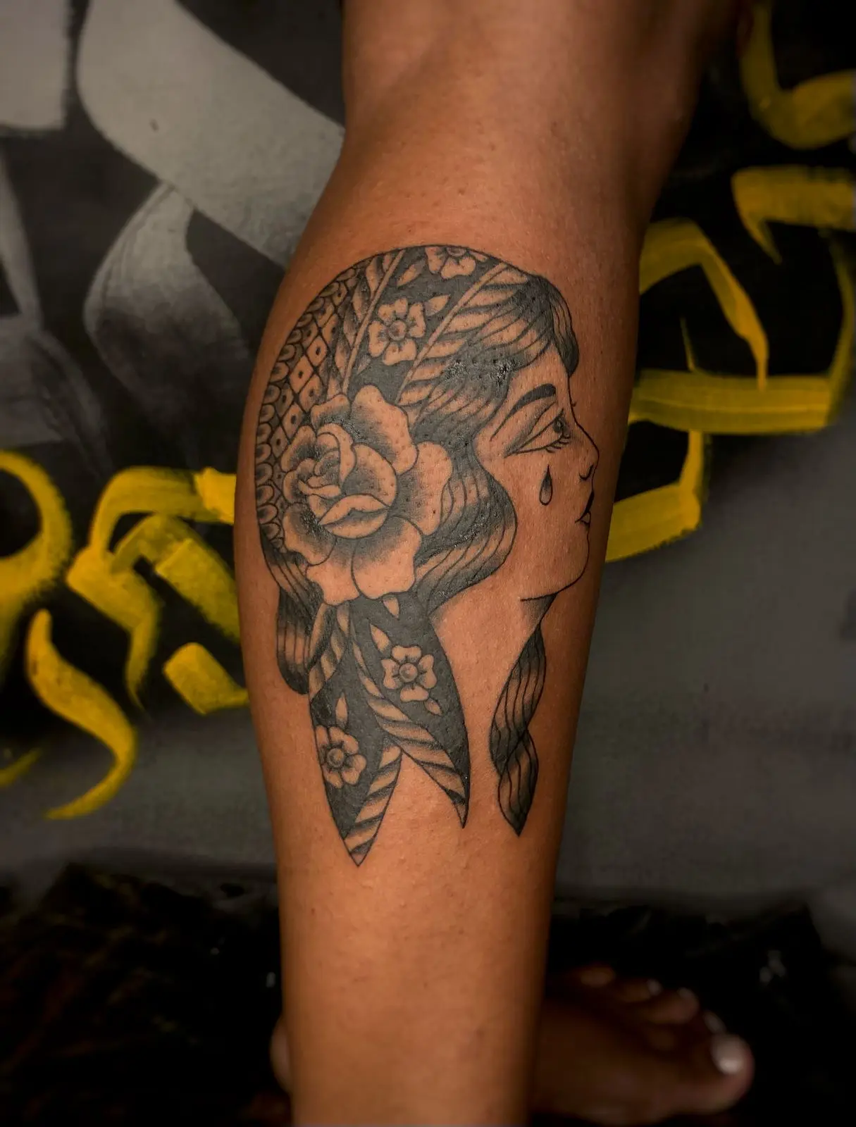 Tatuagem floral realizada por Sant